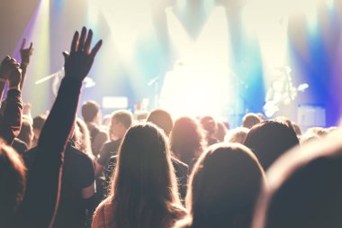 Kalabalık gençlerin Tarih rock konseri
