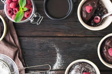 Çikolatalı kek ve kahve koyu ahşap arka plan üzerinde çerçeve