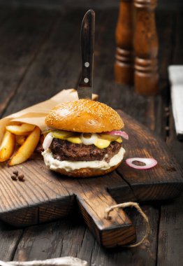 Izgara sığır eti burger patates karanlık oyun tahtası ile