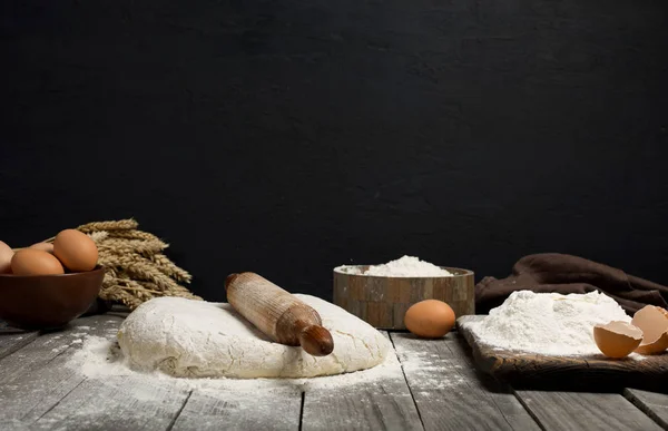 Masa con rodillo de madera, harina y huevos — Foto de Stock