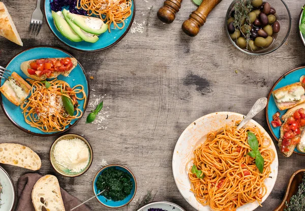 Variedade de pratos italianos e lanches na mesa de madeira — Fotografia de Stock