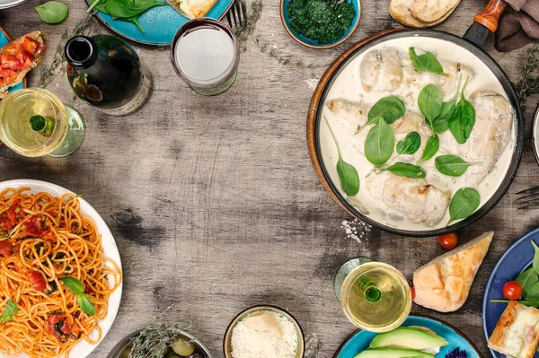 Comida diferente, peito de frango, massas italianas, aperitivos e wi — Fotografia de Stock