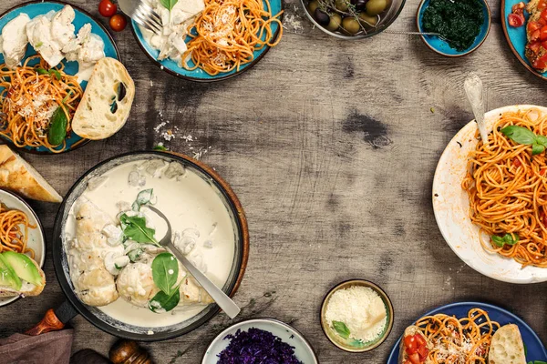 Moldura de comida diferente, peito de frango, macarrão italiano e aplicativo — Fotografia de Stock