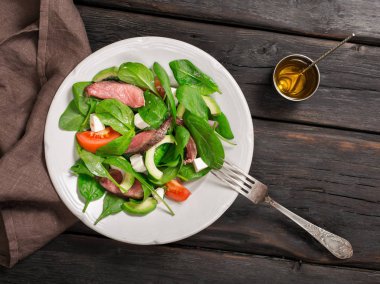 Salata ile sığır eti ızgara, ıspanak, avokado ve beyaz peynir