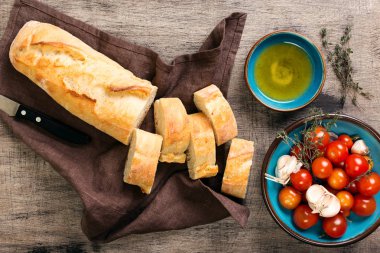 Bruschetta ahşap masa üzerinde yapmak için malzemeler
