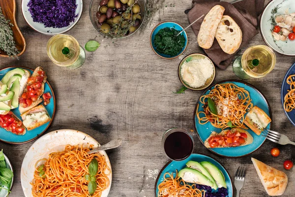 Moldura de uma variedade de pratos italianos, lanches e vinho — Fotografia de Stock