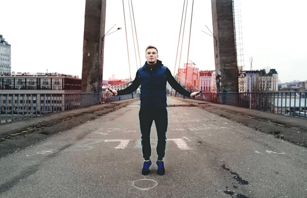 Atleta saltando la cuerda en un puente de la ciudad — Foto de Stock