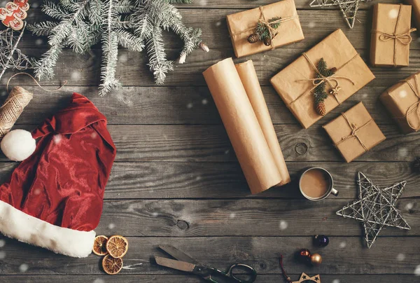 Julartiklar på träbord med kopia utrymme — Stockfoto