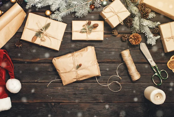 Χριστουγεννιάτικο δώρο χειροποίητο στο παλιό ξύλινο τραπέζι με τα Χριστούγεννα το — Φωτογραφία Αρχείου