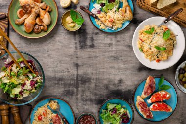 Çerçeve risotto, kavrulmuş tavuk budu ve aperatifler