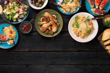 Risotto, kavrulmuş tavuk budu ve koyu ahşap masa snacks