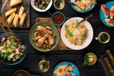 İtalyan risotto, kavrulmuş tavuk budu, aperatifler ve şarap