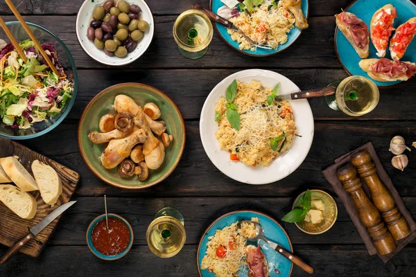 Kavrulmuş Tavuk budu, atıştırmalıklar ve şarap ile İtalyan risotto