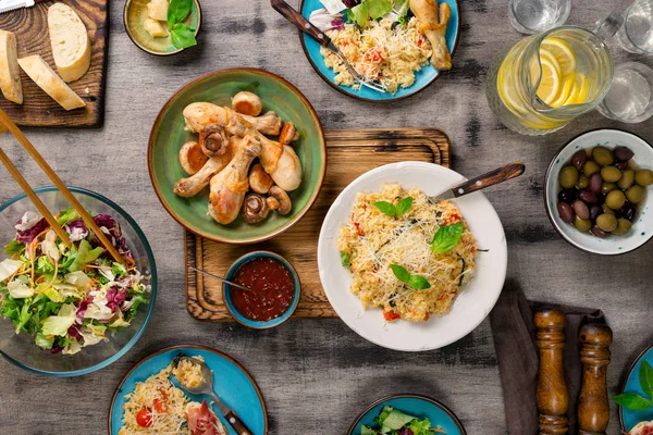 Risotto, cosce di pollo arrosto, snack e limonata. Cibo italiano — Foto Stock