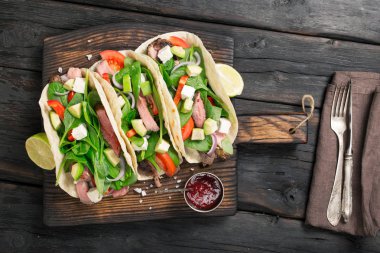 Ispanak, sığır eti, avokado, biber ve beyaz peynirli tortilla