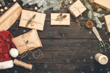 Noel kompozisyon ile ahşap masaya sunar