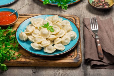 Mantı ahşap yönetim kurulu ile bir yemek