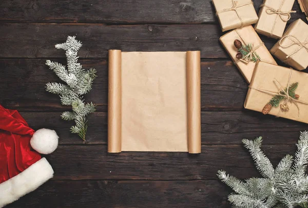Posa piatta di una composizione natalizia con una carta bianca — Foto Stock
