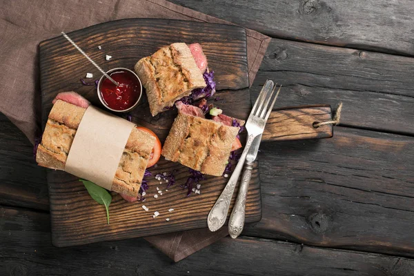 Сэндвичи с мясным грилем и вилка с ножом — стоковое фото
