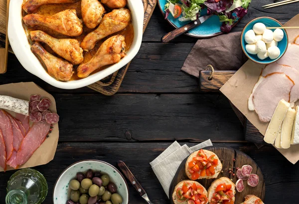 Frame of fried chicken legs, variety of snacks — Stock Photo, Image