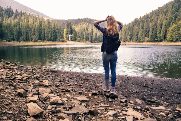 Девушка стоит на берегу озера. — стоковое фото