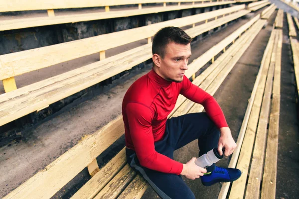 Un atleta sentado en el viejo estadio — Foto de Stock