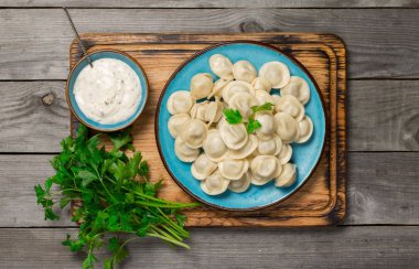 Mavi plaka sourcream soslu Ravioli