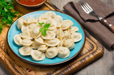Ahşap masa üzerinde kırmızı soslu Ravioli