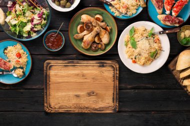 Mutfak kurulu farklı İtalyan yemekleri ve atıştırmalıkların bulunduğu