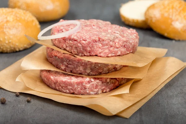 Нарізане м'ясо та булочки для гамбургера — стокове фото