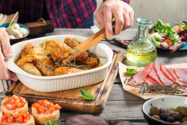 Bir pişirme çanağı içinde pişmiş tavuk budu. Sağlıklı yemek