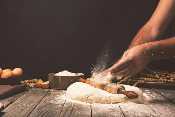 Ψωμί ζύμη άνθρωπος — Φωτογραφία Αρχείου