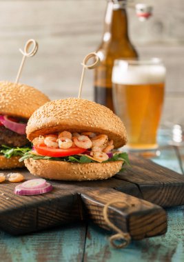 Burger ızgara karides ve cam light bira