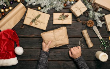 Noel kompozisyon adam elleriyle, üstten görünüm