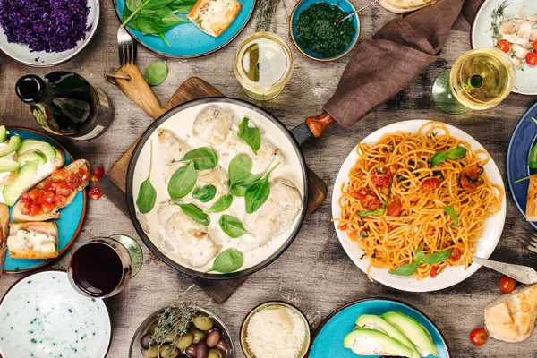 Un conjunto de diferentes platos italianos con una pasta y dos vasos o — Foto de Stock