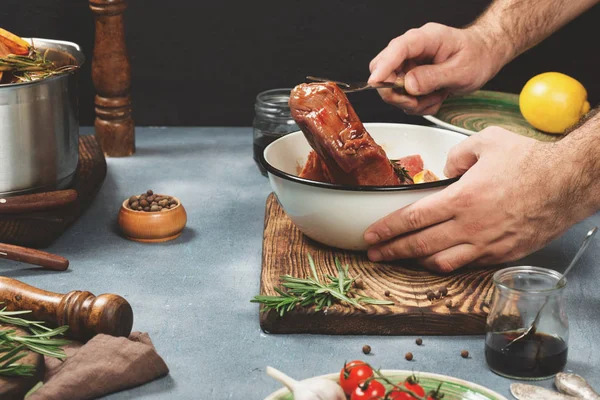 Foto de um processo de cozimento de carne com ingredientes — Fotografia de Stock