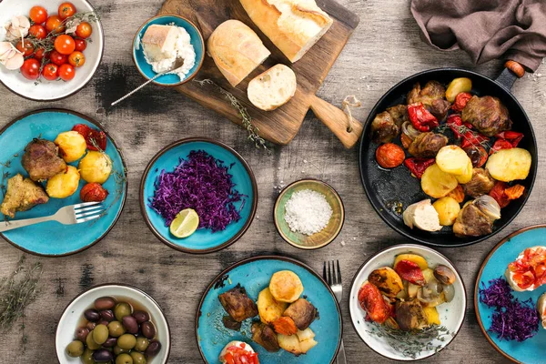 Mesa de cena con variedad de alimentos, vista superior — Foto de Stock