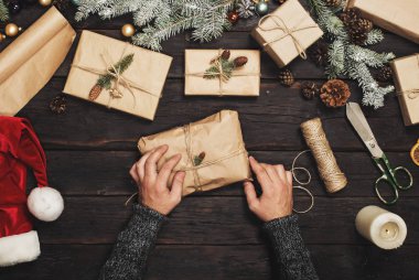 Noel'e hazırlanmak erkek eller sunar