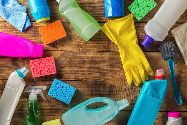 Frame van verschillende schoonmaakproducten op houten tafel — Stockfoto