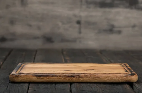 Άδειο ξύλο κοπής σε ξύλινο τραπέζι — Φωτογραφία Αρχείου