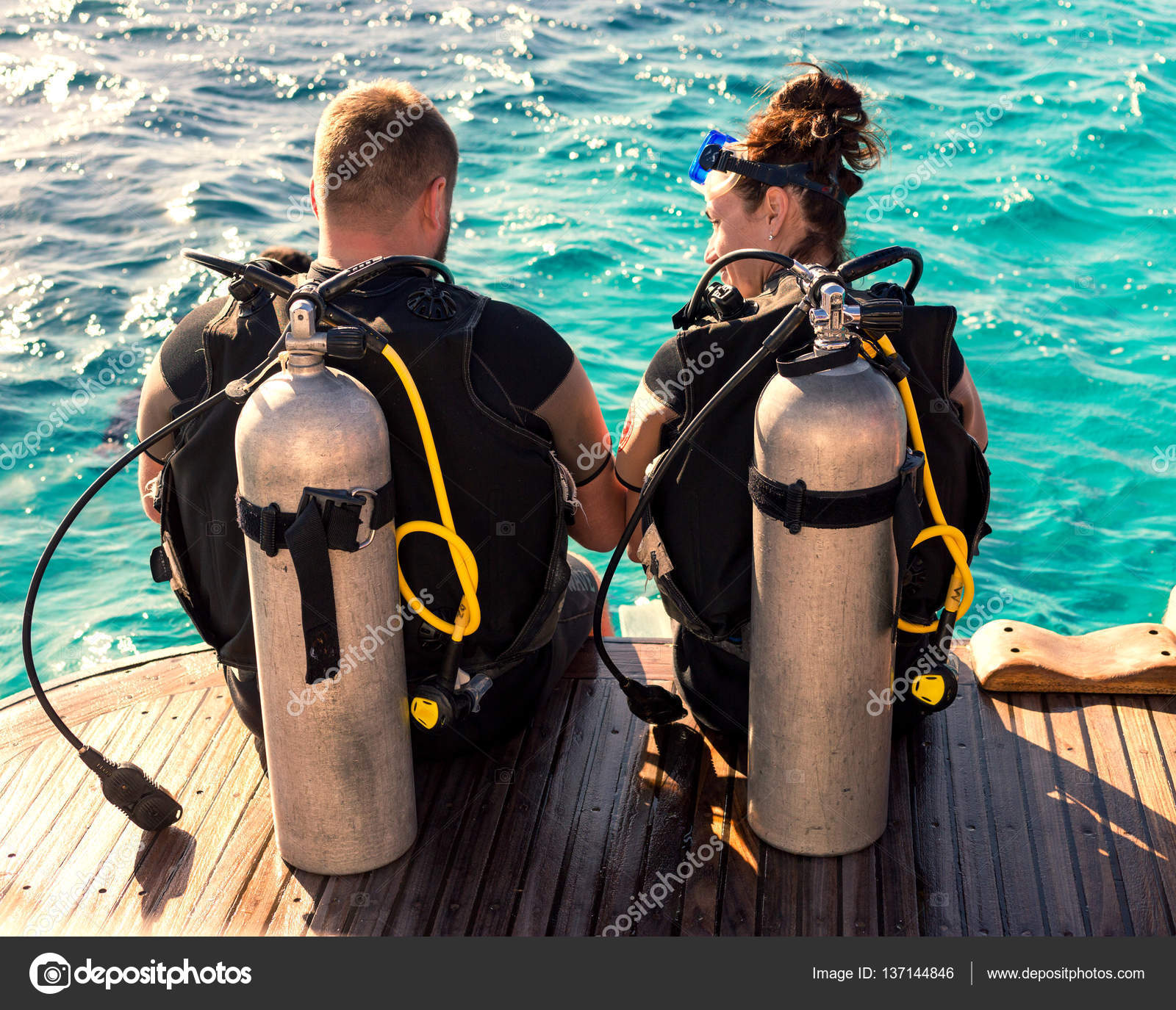 Pareja de buzos preparándose para bucear, de cerca — Foto de stock