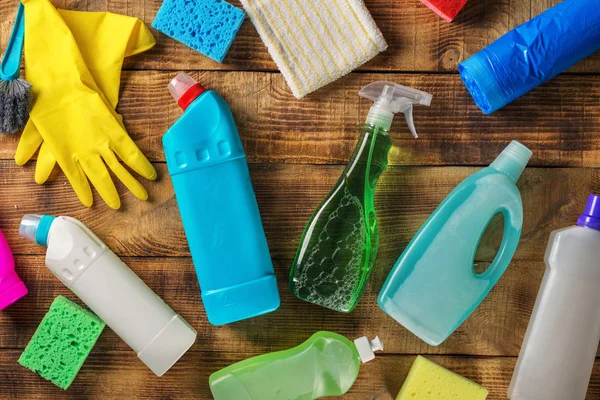 Verschillende schoonmaakproducten op houten tafel, bovenaanzicht — Stockfoto