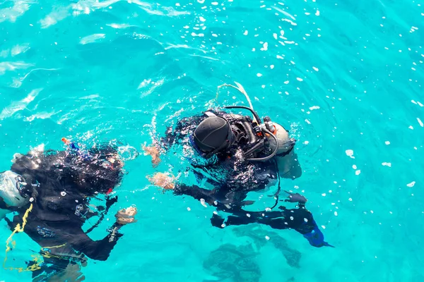 Okyanusa üstten görünüm çift dalgıçlar daldı