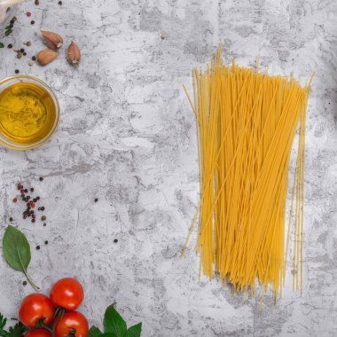 Pişmemiş spagetti makarna yemek pişirmek için malzemeler