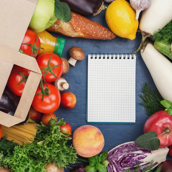 Saco de papel de produtos alimentares e notebook com espaço de cópia — Fotografia de Stock