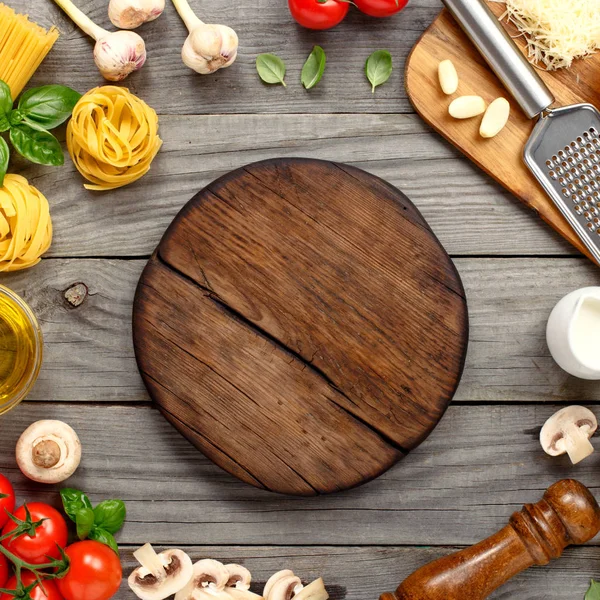 Tagliere con spazio copia con ingredienti per la cottura della pasta — Foto Stock