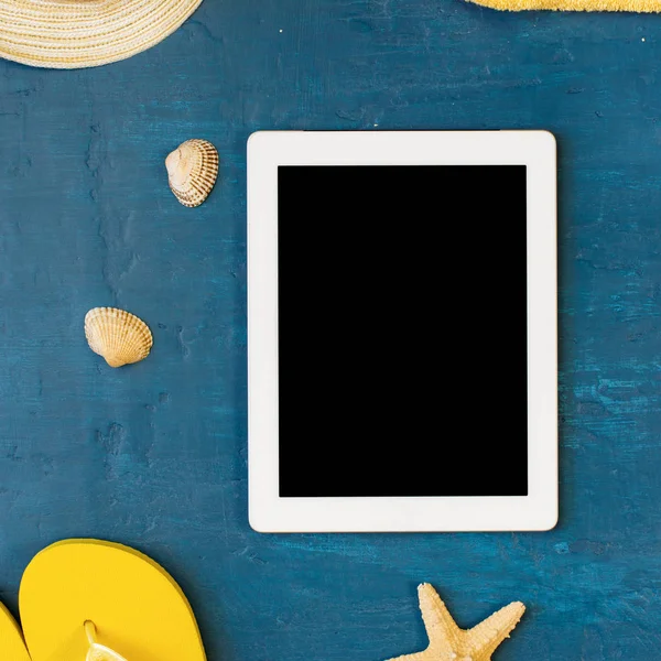 White tablet with copy space with beach accessories — Stock Photo, Image