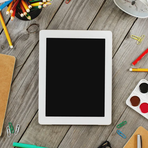 Ahşap masa üzerinde kopya alanı ile beyaz Tablet