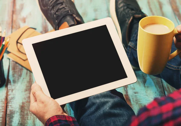 Homem segurando tablet com espaço de cópia e xícara de café — Fotografia de Stock