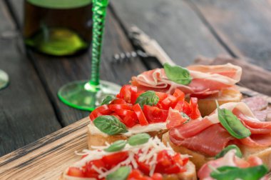 Ahşap tahta üzerinde şarap için çeşitli İtalyan meze